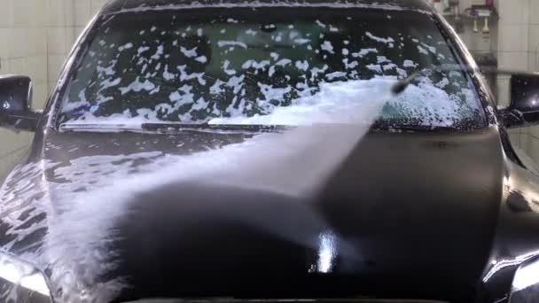 Arbeiter reinigt den Reinigungsschaum mit Wasser - Filmmaterial, Video