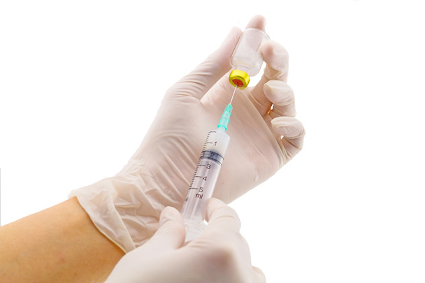 Hände der Ärzte, die eine Impfspritze füllen - Foto, Bild