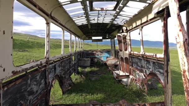 錆びた自動バスのドリー ショット - 映像、動画