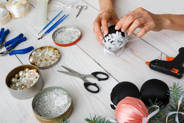 Diy creativo hobby artesanal. Decoración de Navidad hecha a mano, bolas y guirnalda
 - Foto, imagen