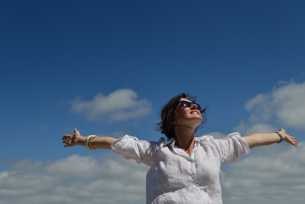 silah gökyüzü yayılmasını ile genç bir kadın - Fotoğraf, Görsel