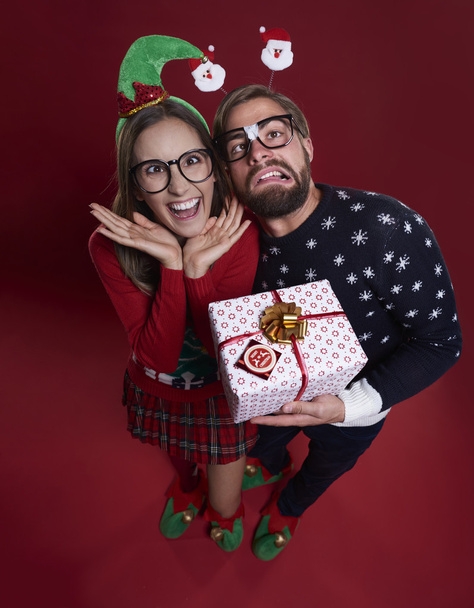 Verrücktes Paar mit Geschenk - Foto, Bild