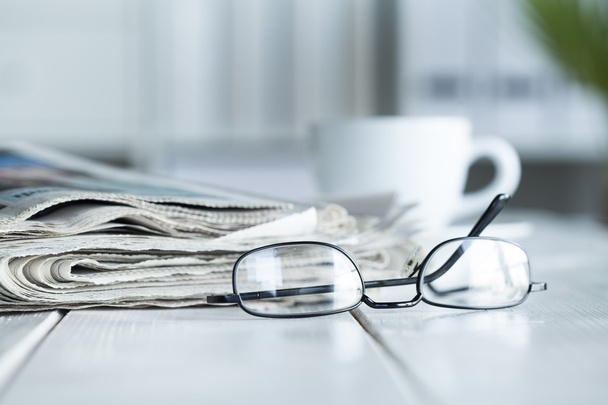 Gazeteler ve gözlük yığını - Fotoğraf, Görsel