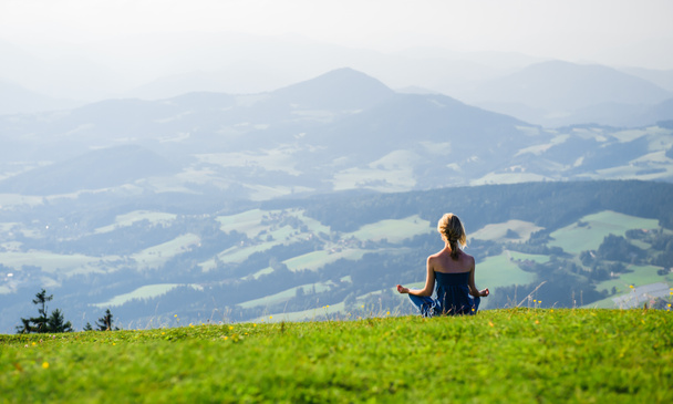 mladá žena meditující venku - Fotografie, Obrázek