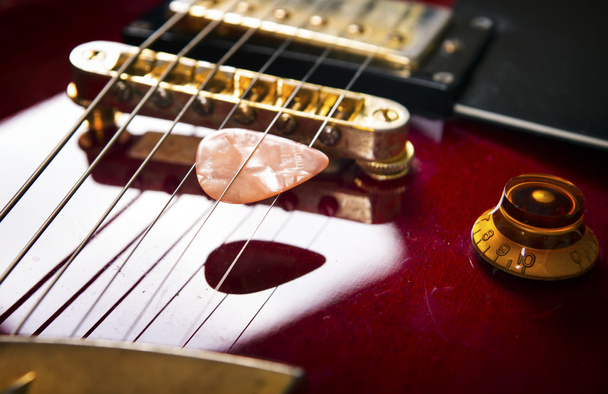 czerwone gitary akustycznej - Zdjęcie, obraz