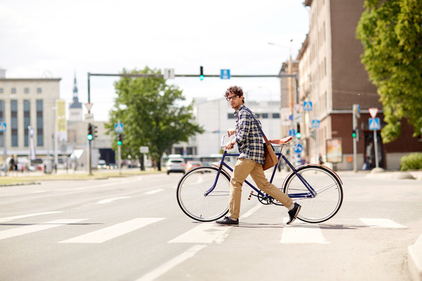 young man with fixed gear bicycle on crosswalk - Foto, Imagem