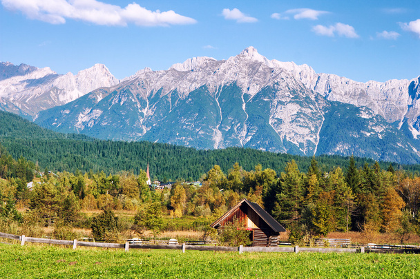 idyllische Tiroler Landschaft mit Hügeln, Wald, Bauernhaus und grünen Wiesen - Foto, Bild