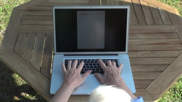 Stara kobieta na komputerze 60 - Materiał filmowy, wideo