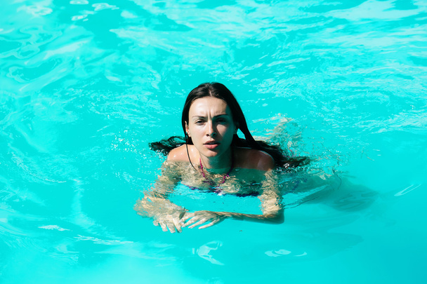 pretty sexy woman in swimming pool - Fotoğraf, Görsel