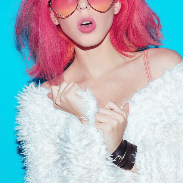 Fancy Lady. Stylish pink hair, glamorous coat, pink sunglasses.  - 写真・画像