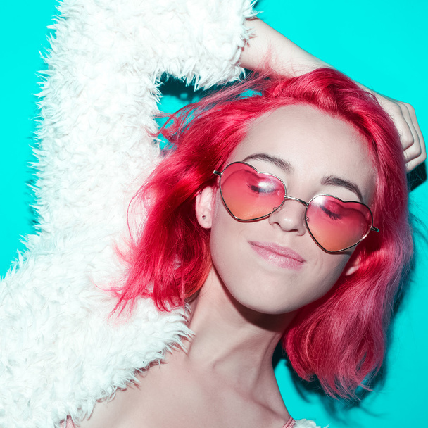 Happy Girl. Stylish red hair, glamorous coat,  sunglasses. Club  - Foto, afbeelding