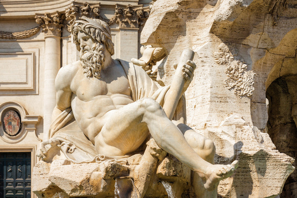 eine der statuen von brunnen von vier rives auf der piazza navona in rom, lazium region, italien. - Foto, Bild