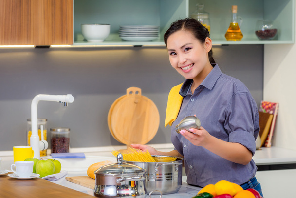 Mujer cocinando en la cocina - Foto, imagen