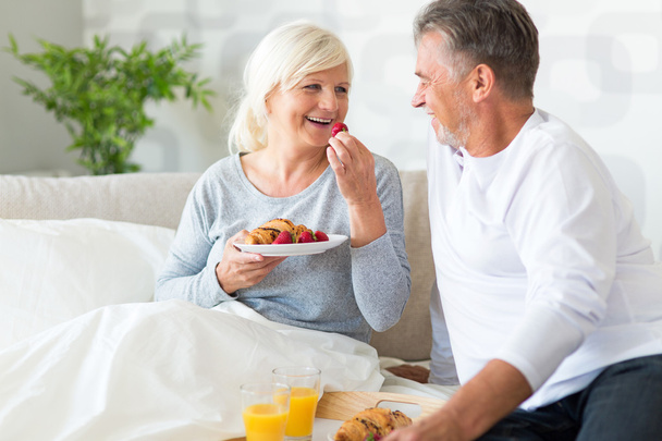 Senior couple enjoying breakfast in bed - Foto, immagini