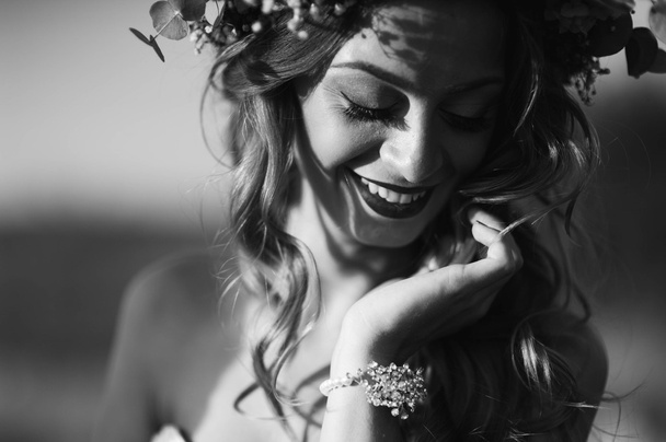 beautiful smiling bride - Foto, Imagen