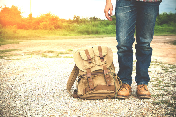 Genç adam seyahat etmek sırt çantası seyahat konsepti ile - Fotoğraf, Görsel