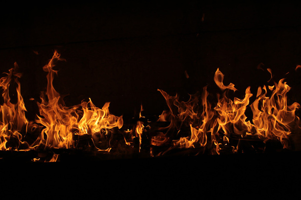 горящее пламя на черном
 - Фото, изображение