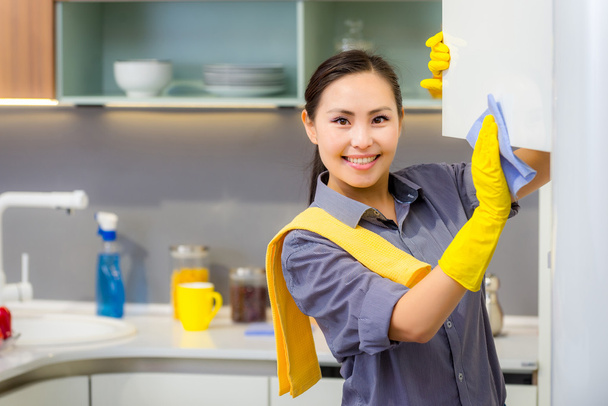 sprzątanie w kuchni - Zdjęcie, obraz