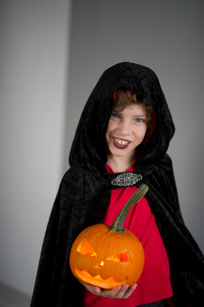 Tous les Reliques Eve. Garçon âge habillé dans un costume pour Halloween
. - Photo, image