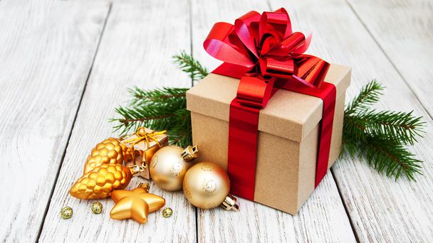 christmas gift box and baubles - Фото, зображення