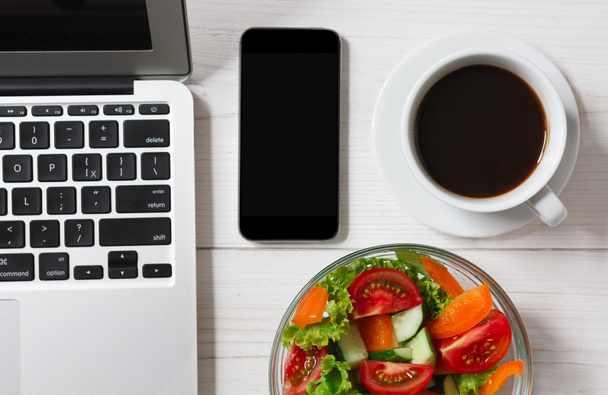 Egészséges üzleti ebéd hivatalban, növényi saláta felülnézet - Fotó, kép