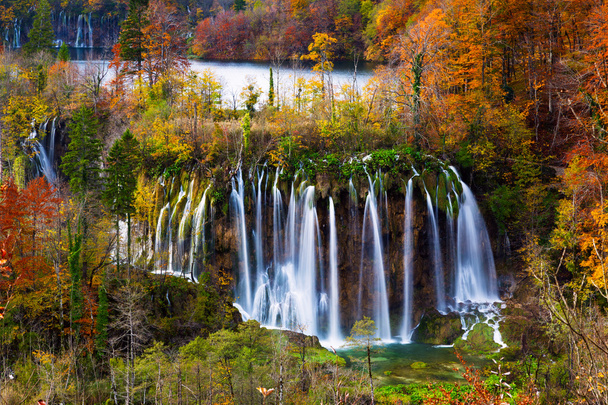 Plitvicen kansallispuiston syksyn värit ja vesiputoukset
 - Valokuva, kuva
