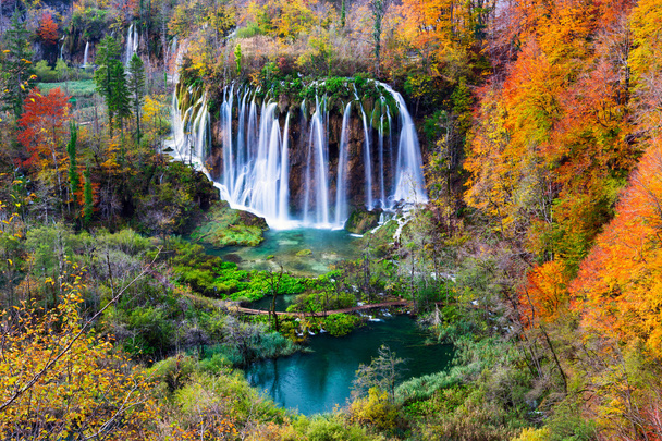 秋の色や滝のプリトヴィツェ国立公園 - 写真・画像