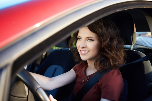Młoda kobieta jazdy nowym samochodem - Zdjęcie, obraz