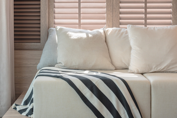 λευκό χρώμα σετ μαξιλαριών και καναπέ στο μοντέρνο σαλόνι του σ - Φωτογραφία, εικόνα