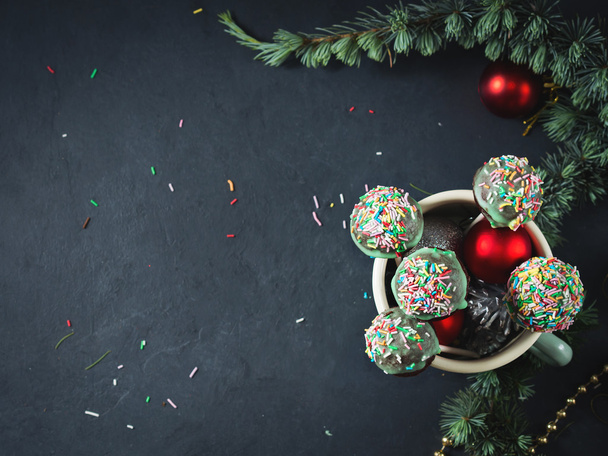 schwarzer Hintergrund mit Christmas Cake Pops - Foto, Bild