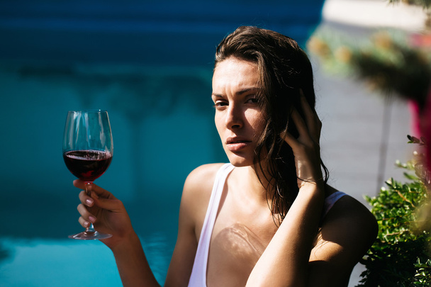 sexy pretty girl drinking red wine - Foto, afbeelding