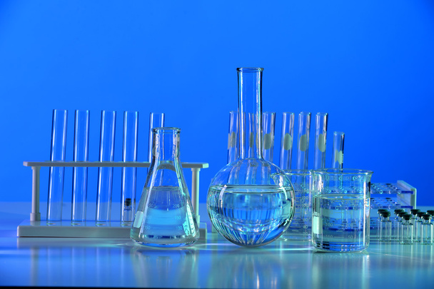 Vidrio de laboratorio en mesa reflectante
 - Foto, Imagen