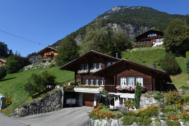 Chalets ruraux à Wilen sur les Alpes suisses
 - Photo, image