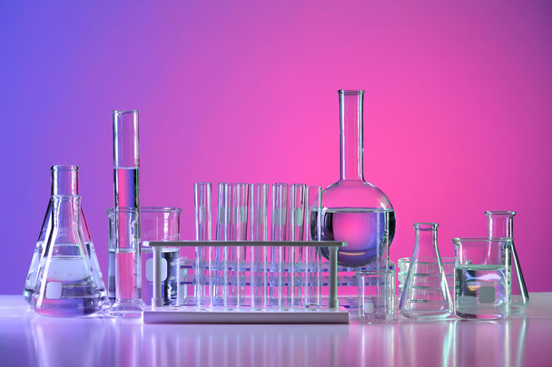 laboratoriumglaswerk op tafel - Foto, afbeelding