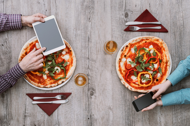 Friends eating pizza together - Valokuva, kuva