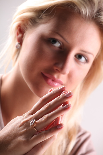 Belle jeune blonde exhibe bague bijoux avec diamant en pierre
 - Photo, image