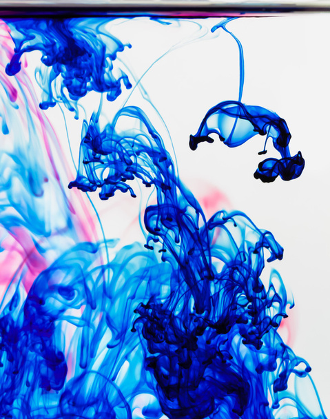 flüssiger blauer und roter Farbstoff in Bewegung - Foto, Bild