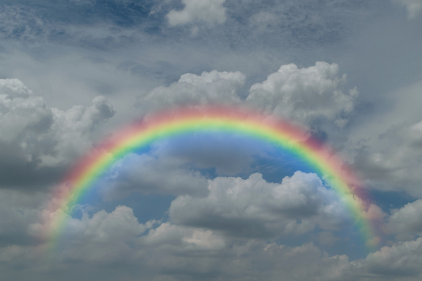 Błękitne niebo chmura z rainbow - Zdjęcie, obraz
