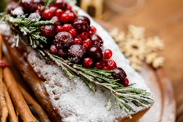 Homemade christmas cake with wild berries - Φωτογραφία, εικόνα