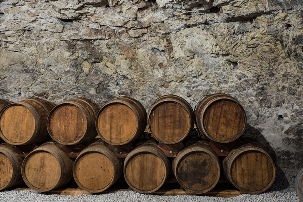 Adega de vinho com barricas de carvalho velho
 - Foto, Imagem