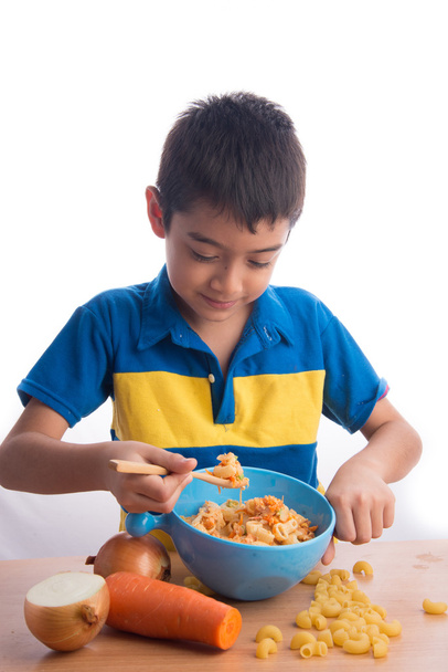 Pikkupoika syö makaronipastaa terveellistä ruokaa
  - Valokuva, kuva