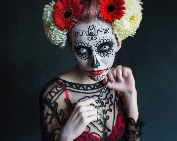 портретная модель макияжа и контактные линзы фото Los Muertos
  - Фото, изображение