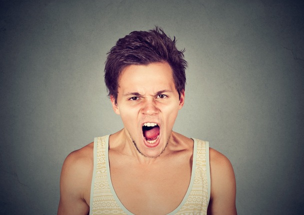 Крупный план молодой сердитый человек кричит
 - Фото, изображение