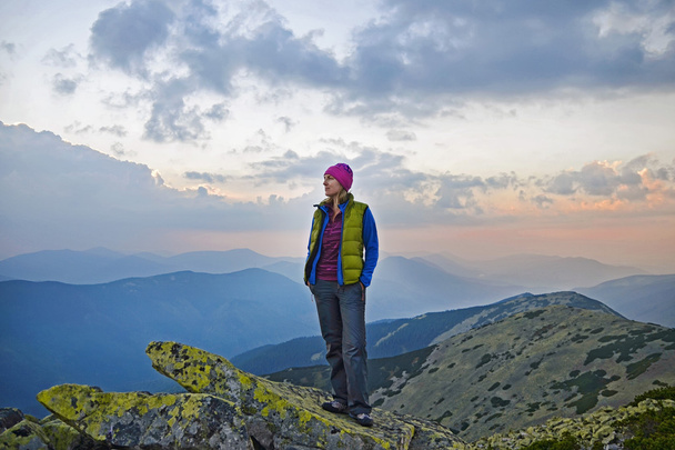 Jovencita sonriente en la cima del monte Great Sivulja
  - Foto, imagen