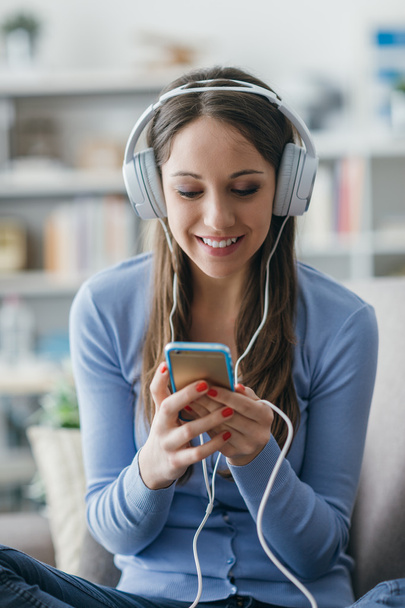 Girl listening to music with her smartphone - Φωτογραφία, εικόνα