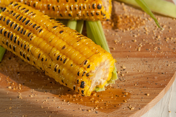 dvě grilované kukuřice na dřevěné desce - Fotografie, Obrázek