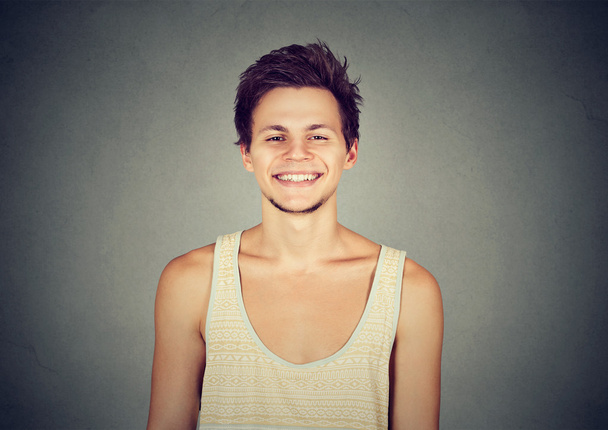 Closeup portret gelukkig jonge man  - Foto, afbeelding