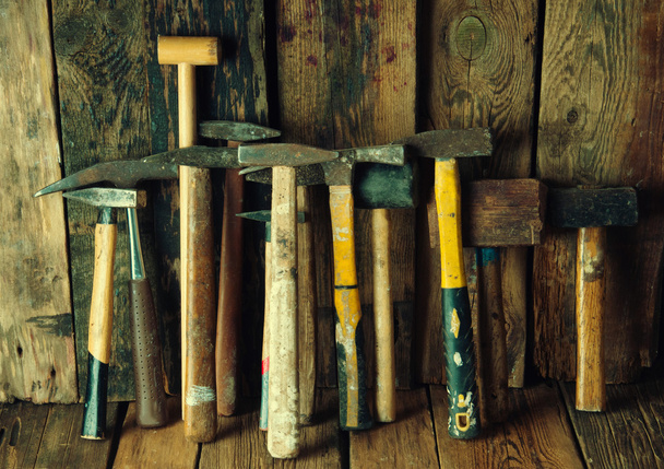 Muchos martillos viejos en el taller del carpintero
 - Foto, Imagen