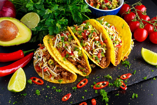 Meksika yemeği - kıyma ve ev yapımı salsa ile lezzetli taco kabuklar - Fotoğraf, Görsel
