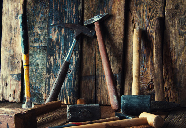 Muchos martillos viejos en el taller del carpintero
 - Foto, Imagen